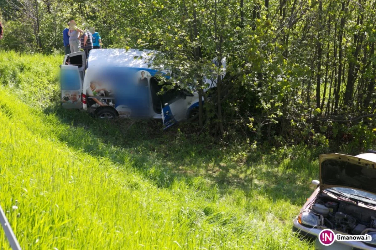 Zderzenie dwóch aut na 'krajówce', jedna osoba w szpitalu (wideo)