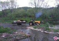 Przyczepę pełną śmieci i gruzu chciał opróżnić w rzece - zdjęcie główne