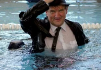 Wójt Stawiarski wskoczył do basenu! Pływalnia w Chełmcu otwarta - zdjęcie główne