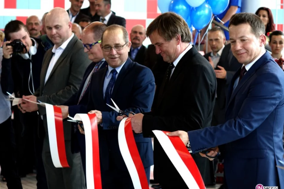 Wójt Stawiarski wskoczył do basenu! Pływalnia w Chełmcu otwarta - zdjęcie 2