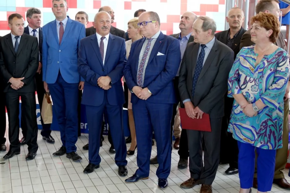 Wójt Stawiarski wskoczył do basenu! Pływalnia w Chełmcu otwarta - zdjęcie 3