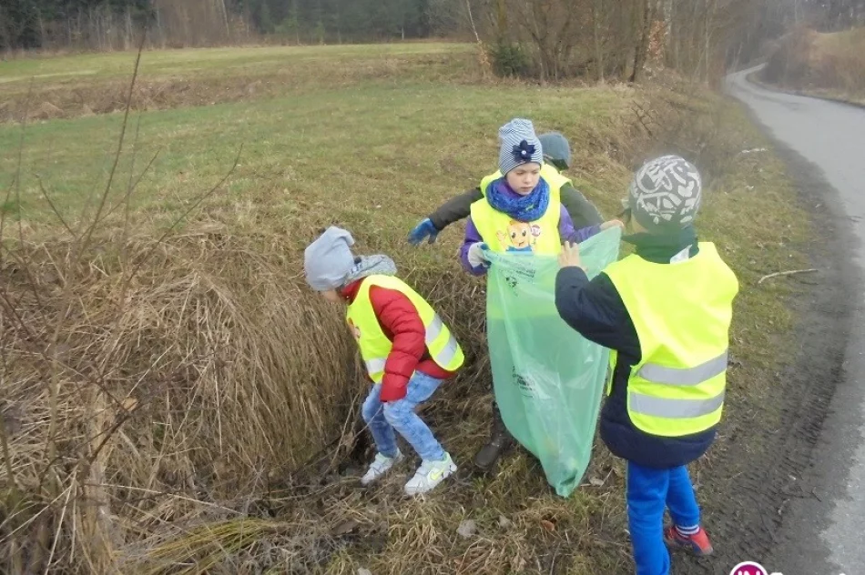 'Czysta Małopolska': proekologiczne działania uczniów szkoły - zdjęcie 3