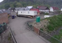 Domek letniskowy na kółkach wjechał do osady romskiej w Maszkowicach – co dalej? - zdjęcie główne