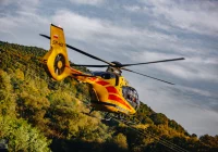 Motocyklista po zderzeniu z osobówką zabrany przez LPR - zdjęcie główne