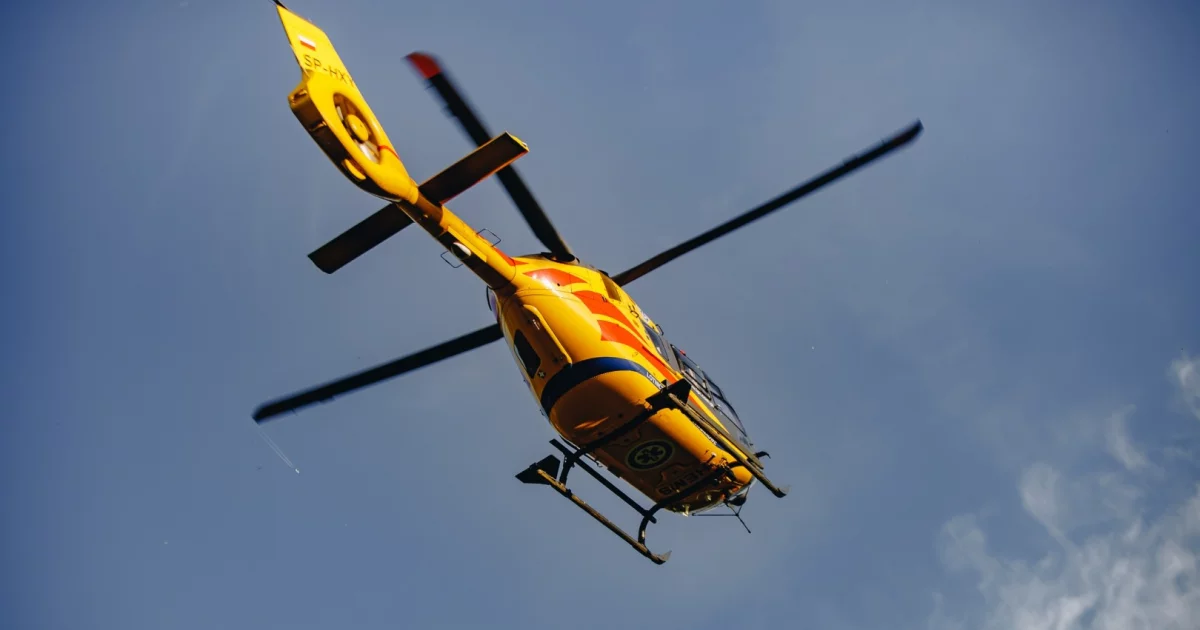 Postrzelona 73-latka zabrana po operacji przez LPR