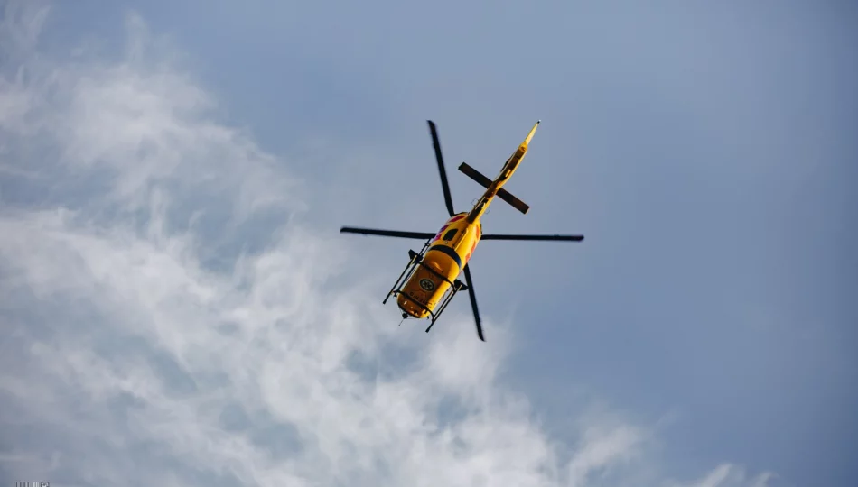 Wypadek podczas rajdu samochodowego; nieprzytomnego kierowcę zabrał helikopter - zdjęcie 1