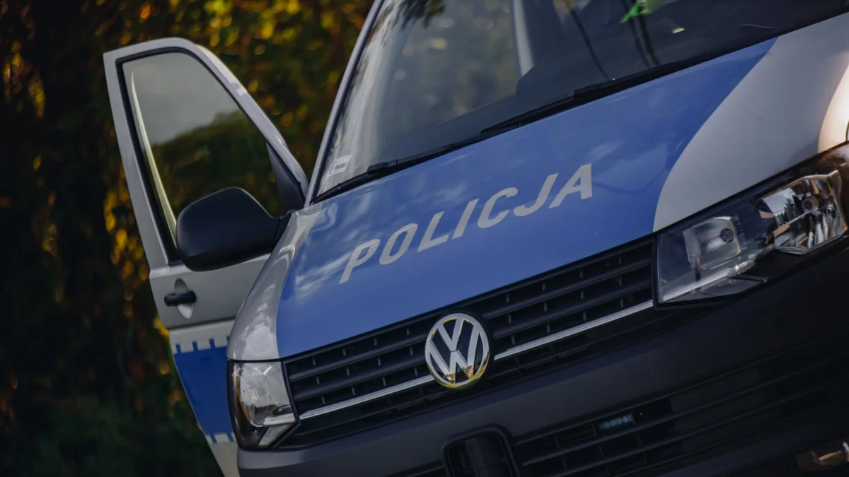 Służbowy furgon patrolowy policji na drodze w powiecie limanowskim