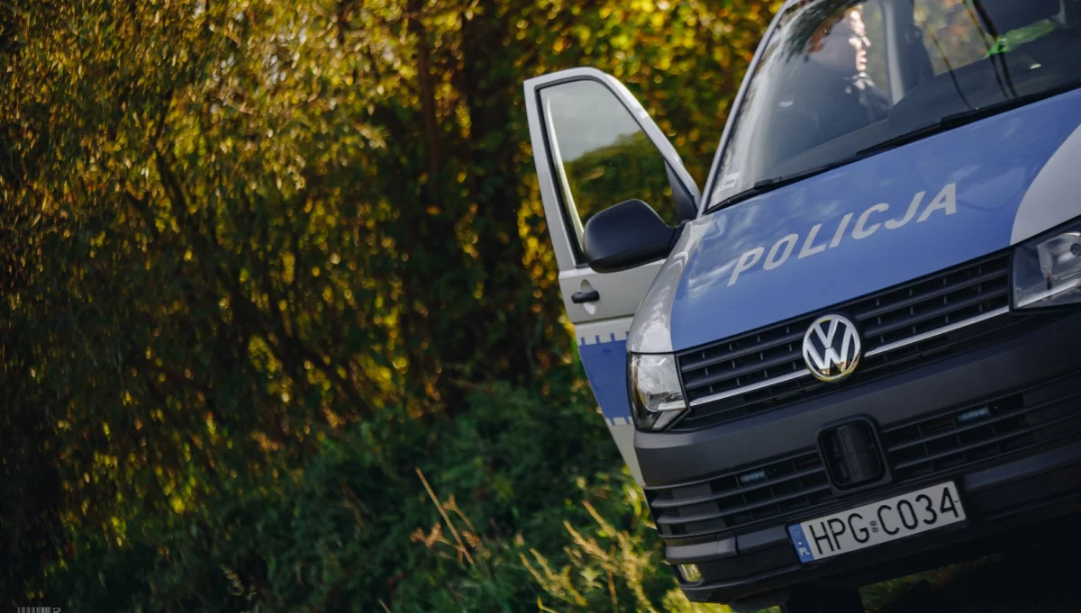 Samochód uderzył w słup i ogrodzenie