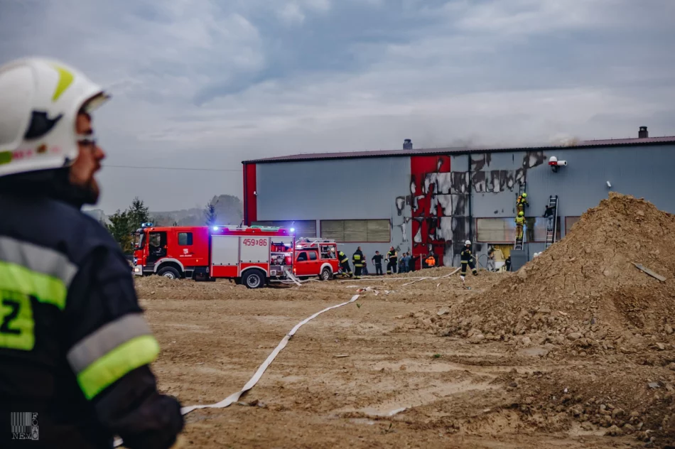 50 strażaków gasiło pożar hali produkcyjnej - zdjęcie 2