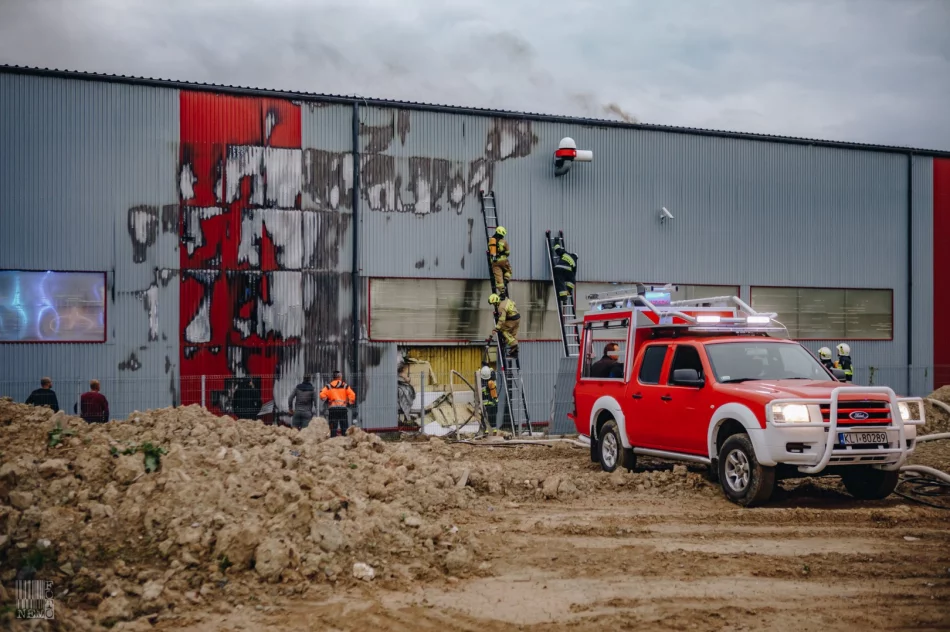 50 strażaków gasiło pożar hali produkcyjnej - zdjęcie 3