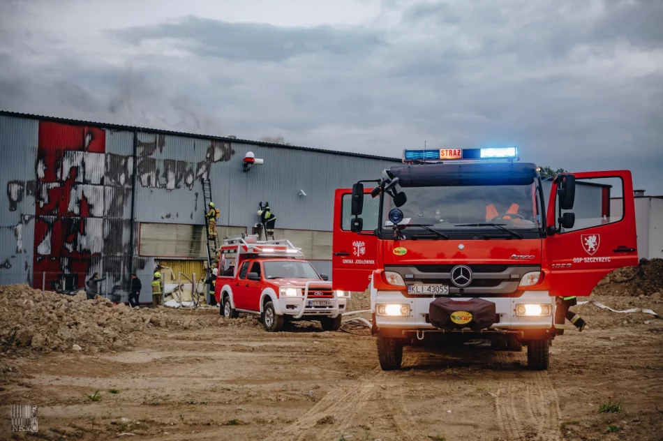 50 strażaków gasiło pożar hali produkcyjnej - zdjęcie 4