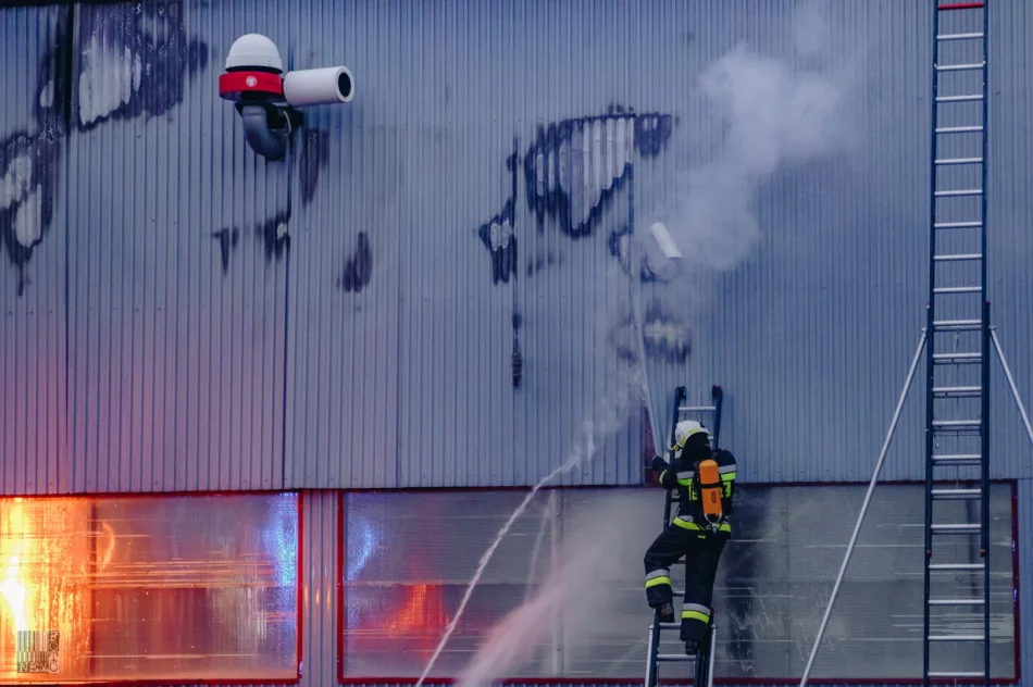 50 strażaków gasiło pożar hali produkcyjnej - zdjęcie 8