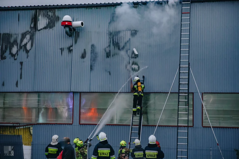 50 strażaków gasiło pożar hali produkcyjnej - zdjęcie 9