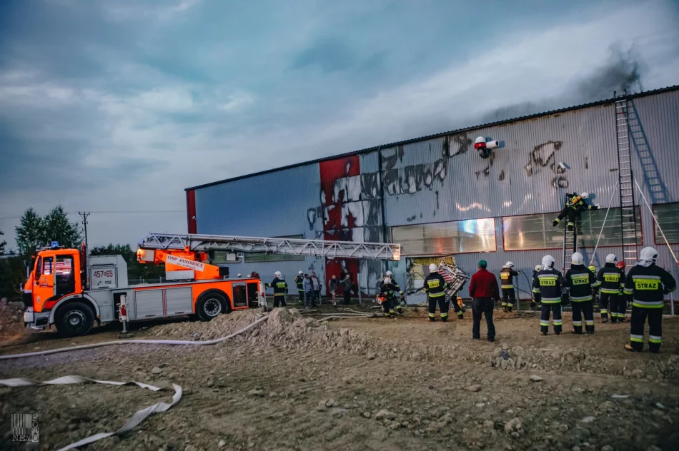 50 strażaków gasiło pożar hali produkcyjnej - zdjęcie 10