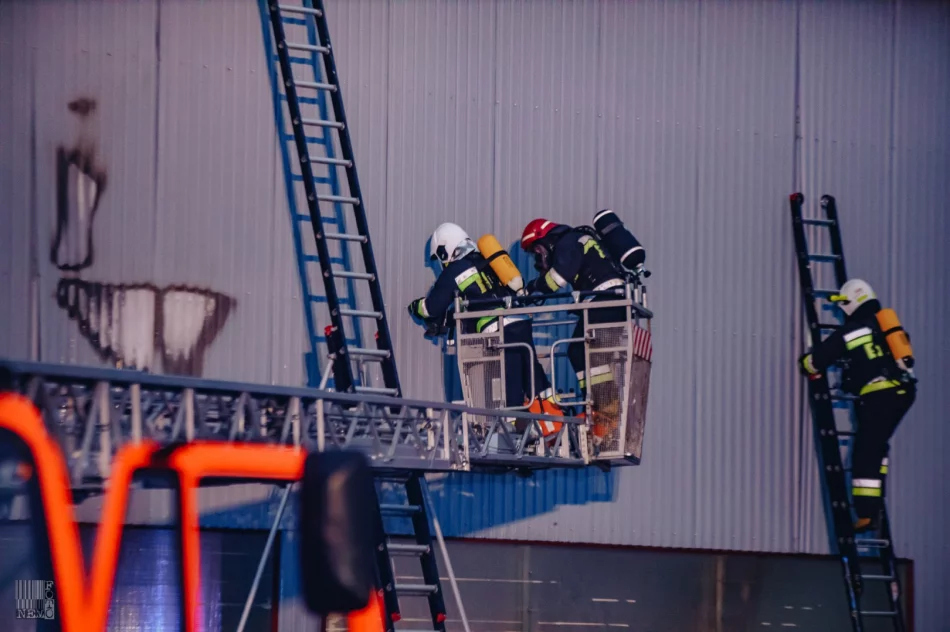 50 strażaków gasiło pożar hali produkcyjnej - zdjęcie 11