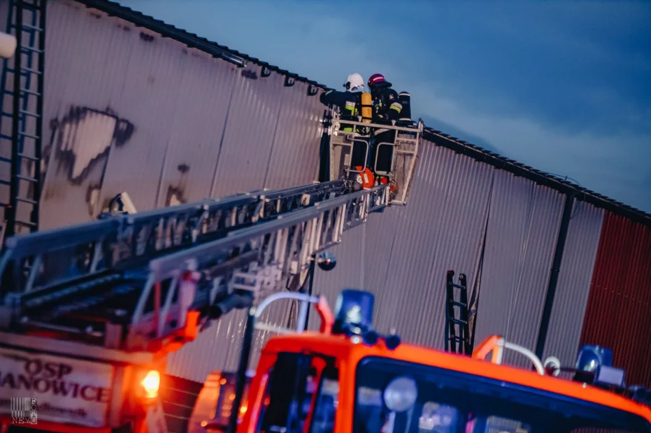 50 strażaków gasiło pożar hali produkcyjnej - zdjęcie 12