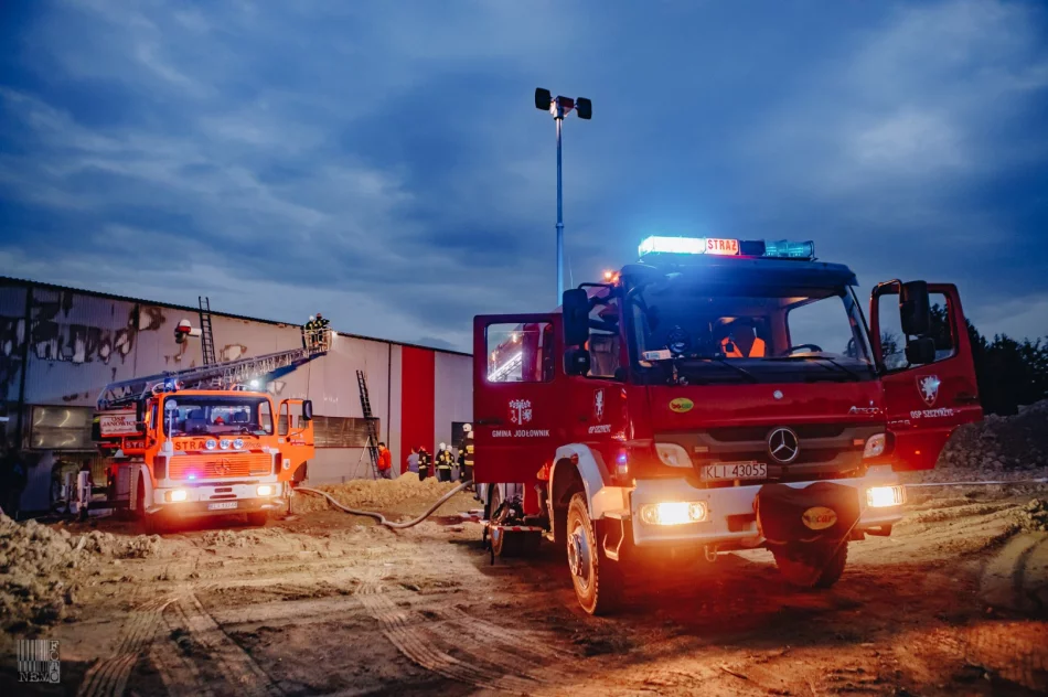 50 strażaków gasiło pożar hali produkcyjnej - zdjęcie 13