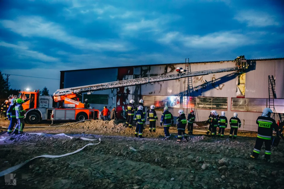50 strażaków gasiło pożar hali produkcyjnej - zdjęcie 14