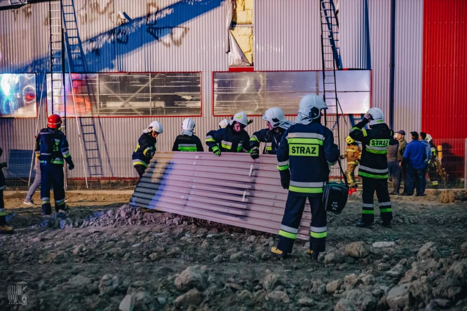 50 strażaków gasiło pożar hali produkcyjnej - zdjęcie 15