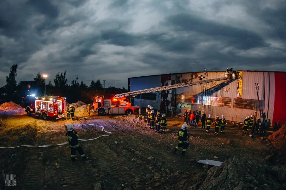 50 strażaków gasiło pożar hali produkcyjnej - zdjęcie 16