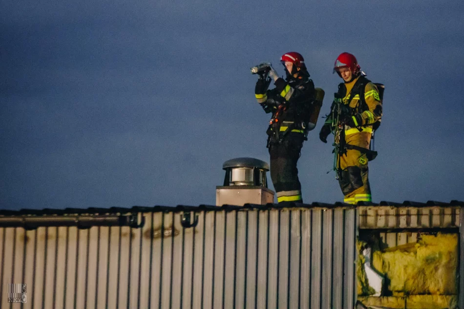 50 strażaków gasiło pożar hali produkcyjnej - zdjęcie 17
