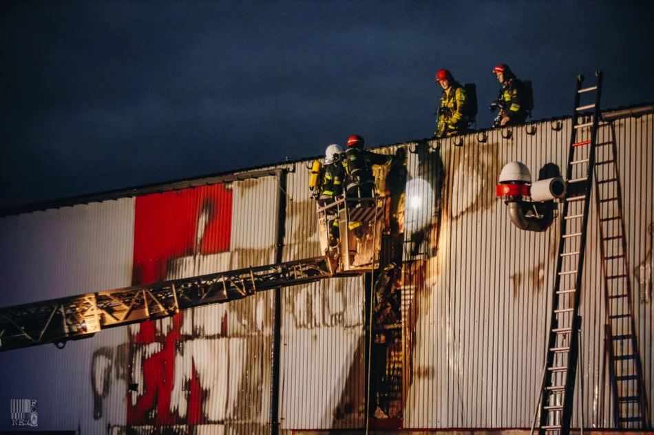 50 strażaków gasiło pożar hali produkcyjnej - zdjęcie 18