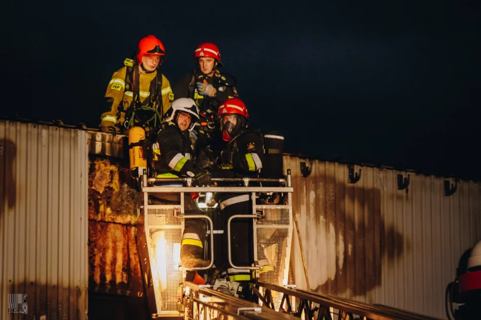 50 strażaków gasiło pożar hali produkcyjnej - zdjęcie 20