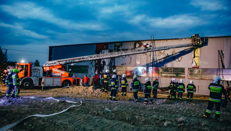 50 strażaków gasiło pożar hali produkcyjnej - zdjęcie 1