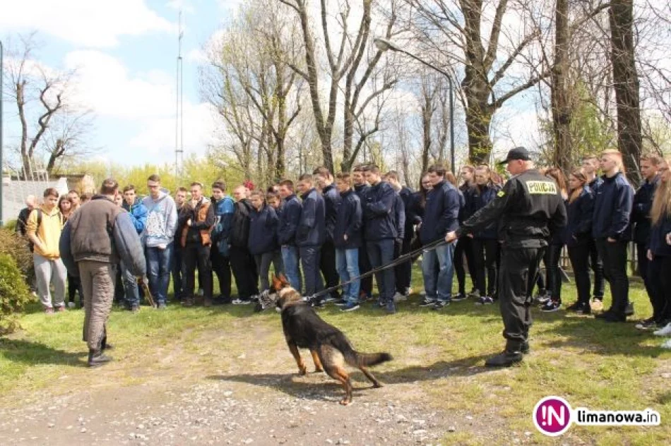 Uczniowie na lekcji w komendzie wojewódzkiej - zdjęcie 2
