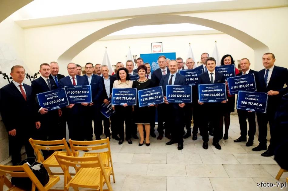 Otrzymali czeki na ponad 15 mln zł - zdjęcie 2