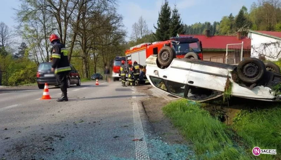 Naściszowa: samochód osobowy wypadł z drogi - zdjęcie 1