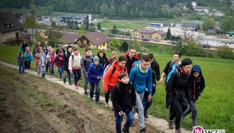 Dzięki harcerzom biało - czerwona znów na 1266 m. n.p.m. - zdjęcie 1