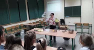 Uczniowie SP w Starej Wsi I uczestnikami Małopolskiej Nocy Naukowców - zdjęcie 3