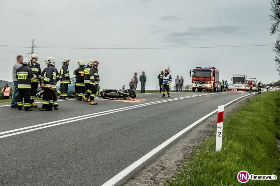 Motocyklista zderzył się czołowo z samochodem (wideo) - zdjęcie 4