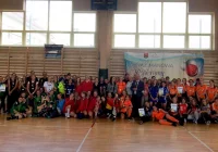 8 drużyn walczyło o tytuł Mistrza Gminy w Piłce Halowej Dziewcząt - zdjęcie główne