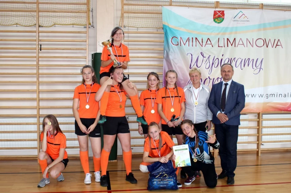 8 drużyn walczyło o tytuł Mistrza Gminy w Piłce Halowej Dziewcząt - zdjęcie 2