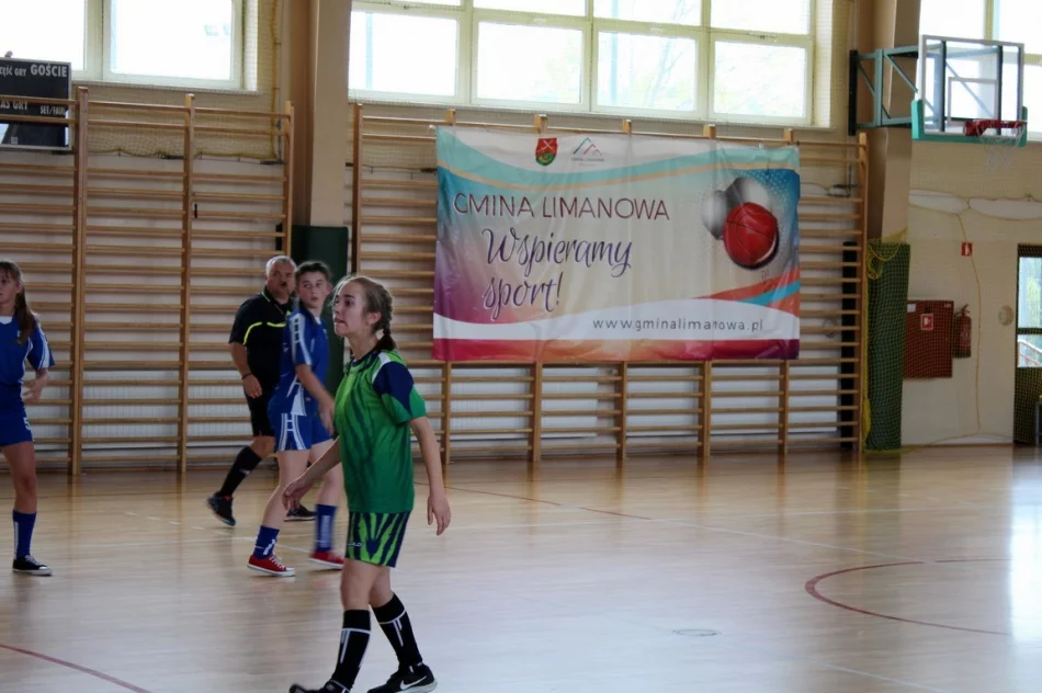 8 drużyn walczyło o tytuł Mistrza Gminy w Piłce Halowej Dziewcząt - zdjęcie 4