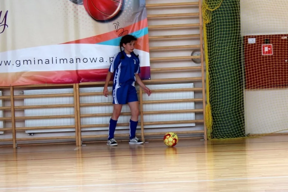 8 drużyn walczyło o tytuł Mistrza Gminy w Piłce Halowej Dziewcząt - zdjęcie 5