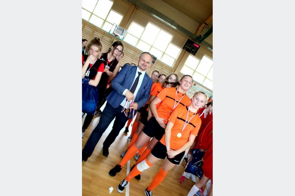 8 drużyn walczyło o tytuł Mistrza Gminy w Piłce Halowej Dziewcząt - zdjęcie 7