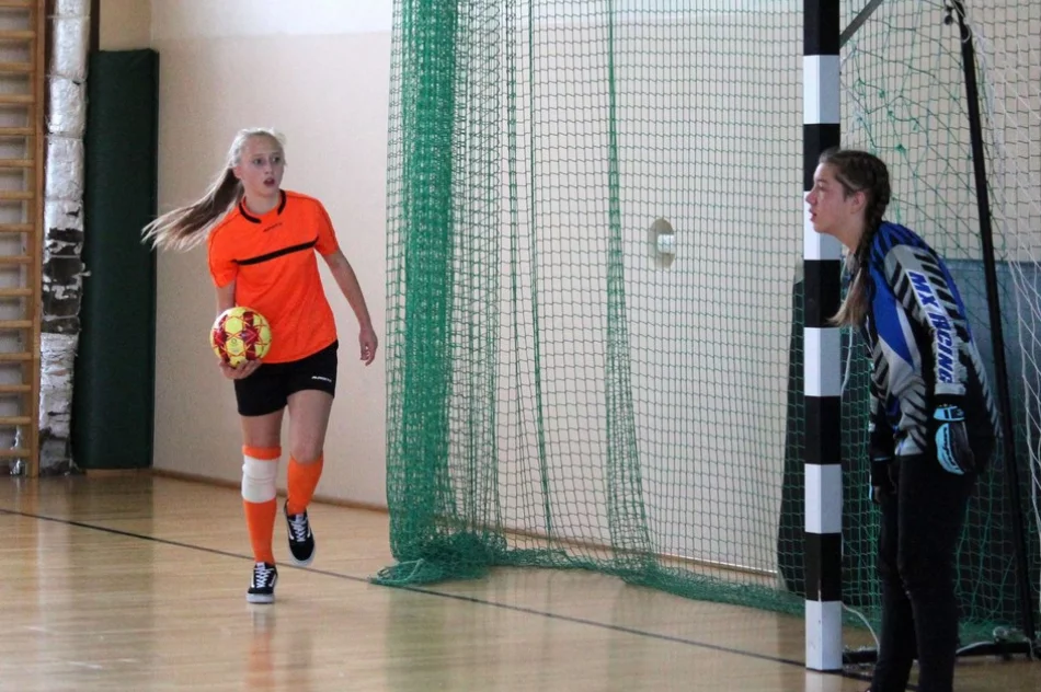 8 drużyn walczyło o tytuł Mistrza Gminy w Piłce Halowej Dziewcząt - zdjęcie 8