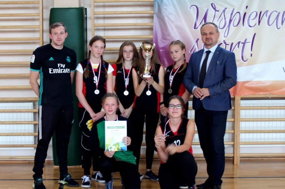 8 drużyn walczyło o tytuł Mistrza Gminy w Piłce Halowej Dziewcząt - zdjęcie 9