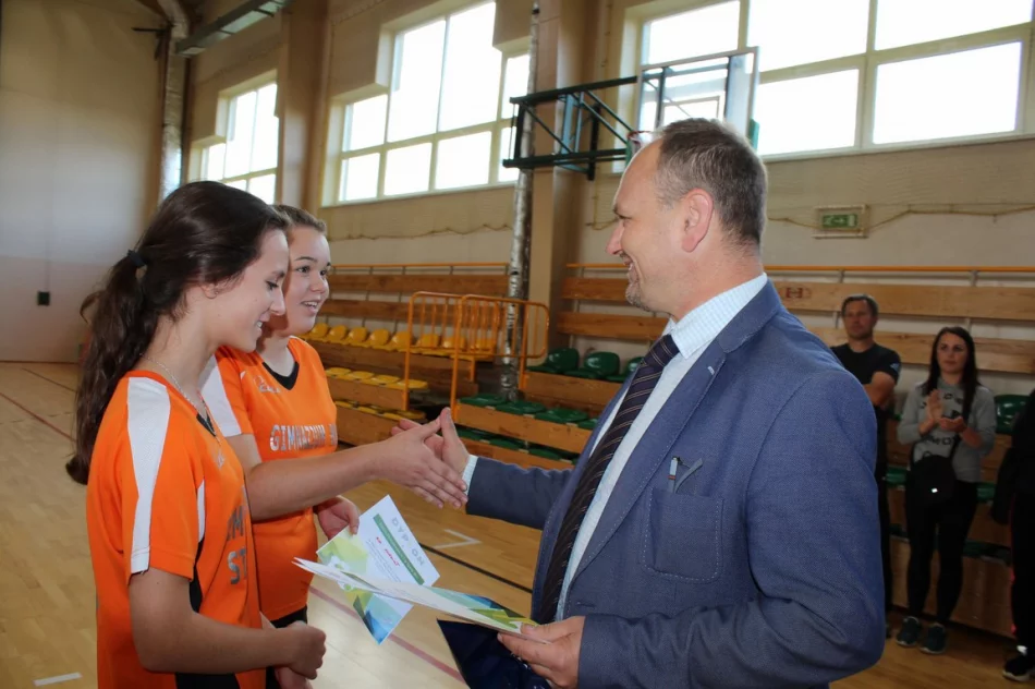 8 drużyn walczyło o tytuł Mistrza Gminy w Piłce Halowej Dziewcząt - zdjęcie 10