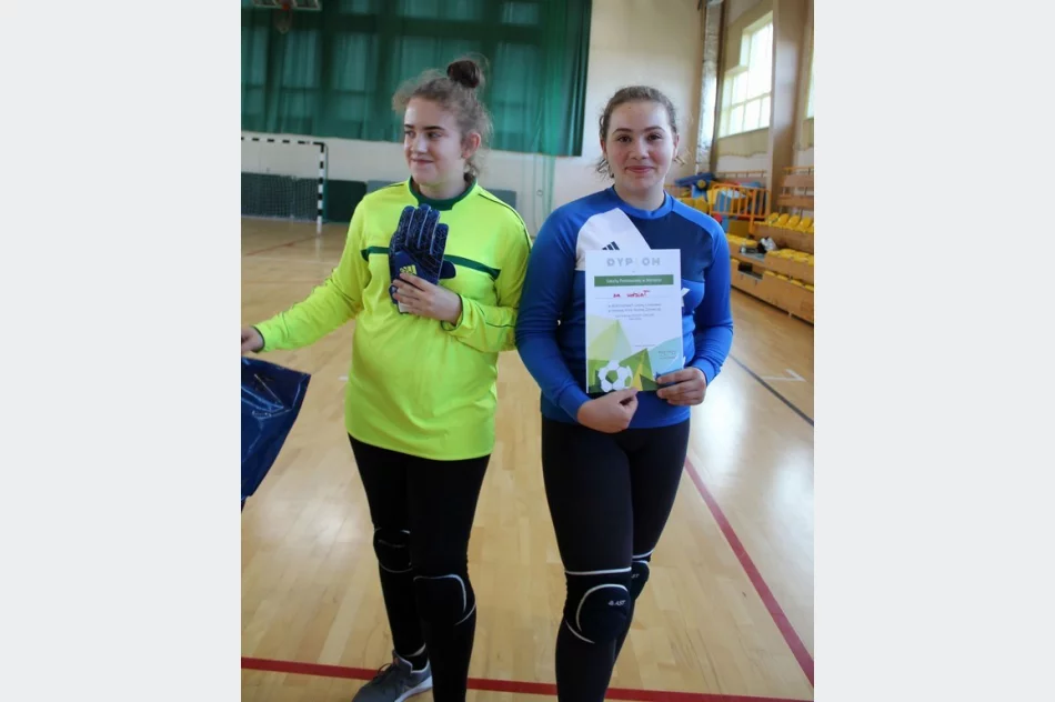 8 drużyn walczyło o tytuł Mistrza Gminy w Piłce Halowej Dziewcząt - zdjęcie 12