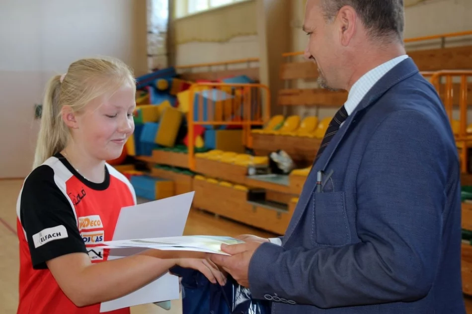 8 drużyn walczyło o tytuł Mistrza Gminy w Piłce Halowej Dziewcząt - zdjęcie 13