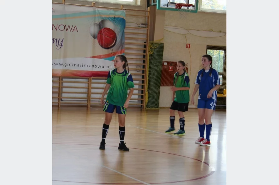 8 drużyn walczyło o tytuł Mistrza Gminy w Piłce Halowej Dziewcząt - zdjęcie 14