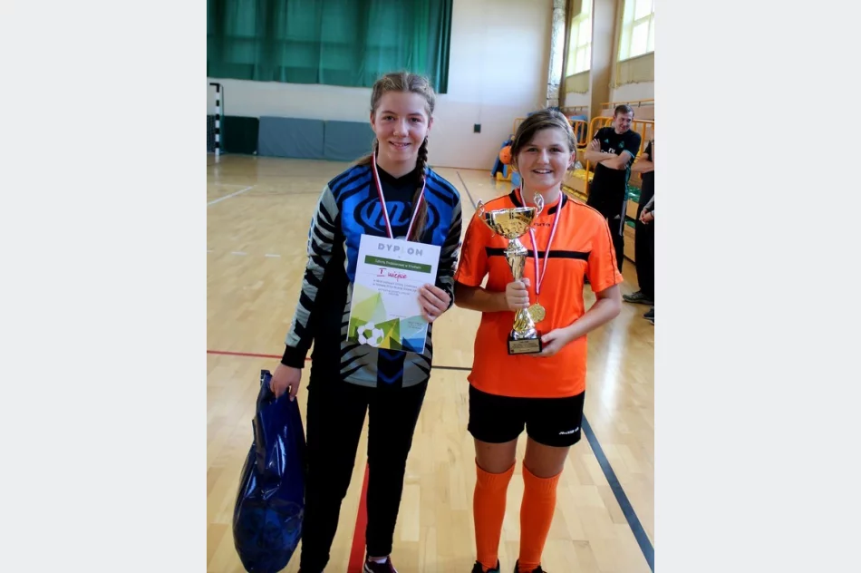 8 drużyn walczyło o tytuł Mistrza Gminy w Piłce Halowej Dziewcząt - zdjęcie 15