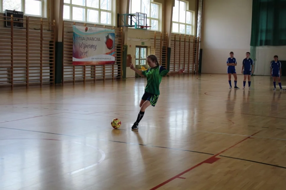 8 drużyn walczyło o tytuł Mistrza Gminy w Piłce Halowej Dziewcząt - zdjęcie 16