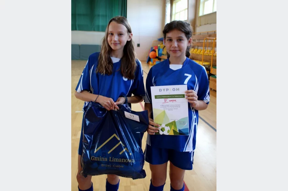 8 drużyn walczyło o tytuł Mistrza Gminy w Piłce Halowej Dziewcząt - zdjęcie 17