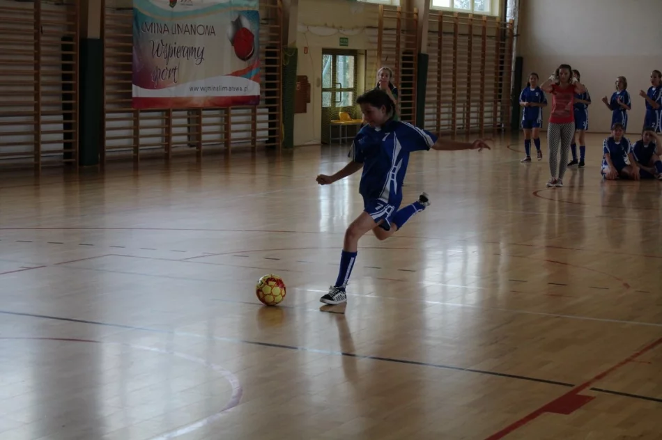 8 drużyn walczyło o tytuł Mistrza Gminy w Piłce Halowej Dziewcząt - zdjęcie 18