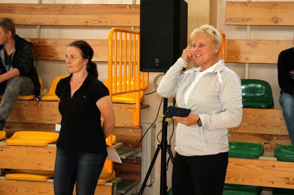 8 drużyn walczyło o tytuł Mistrza Gminy w Piłce Halowej Dziewcząt - zdjęcie 19